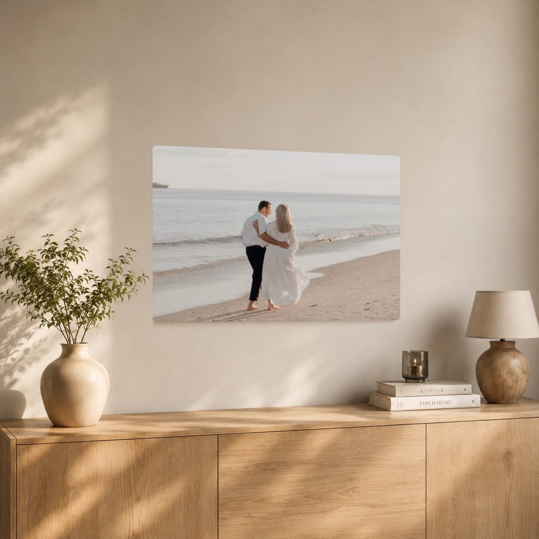 Tirage de mariage sur aluminium brossé au mur d’un salon — maphotosur, fabriqué en Savoie